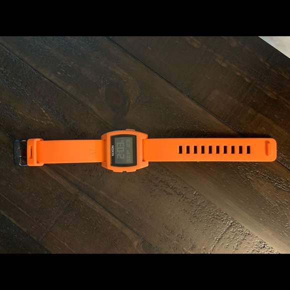 Men’s Nixon watch - Picture 2 of 3